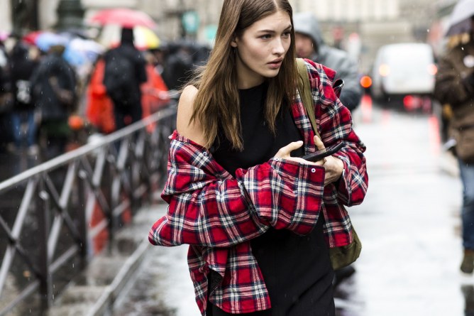Las parisinas marcan tendencia en el street style de Paris Fashion Week