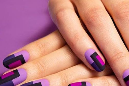 Unhas decoradas com roxo