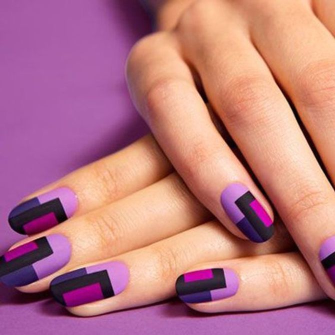 Unhas decoradas com roxo