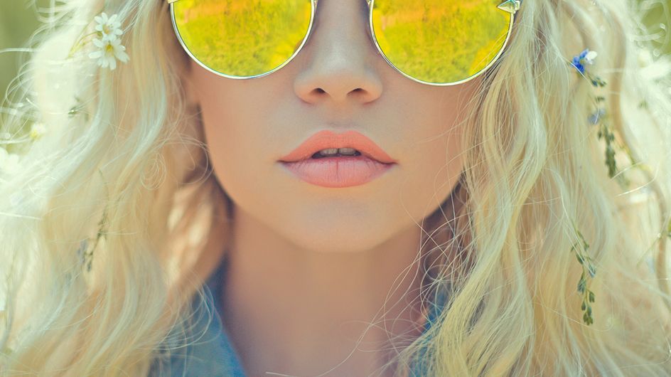 Óculos com lentes coloridas são a trend do momento