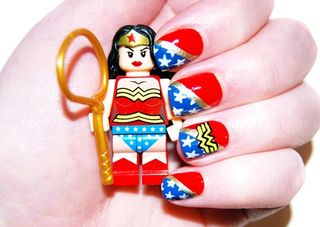 Manicura inspirada en Wonder Woman