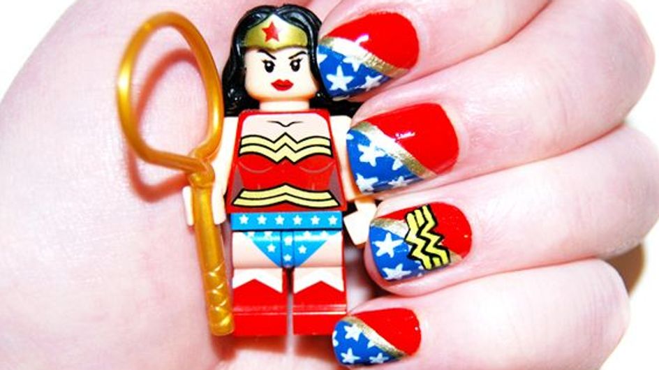 Manicura inspirada en Wonder Woman. ¡Saca a la súper heroína que llevas dentro!