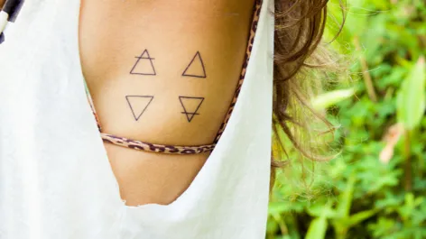 Tattoos que representam os 4 elementos (Fogo, Água, Terra e Ar)  Tatuaje  de triangulo, Tatuajes minimalistas, Tattoos triangulos