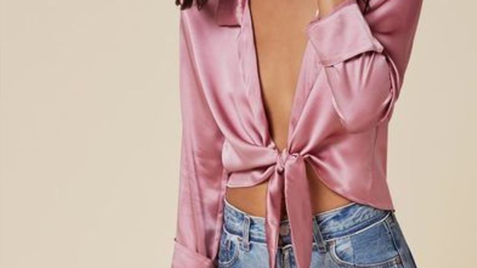 O tie top vai ocupar o lugar do ombro à mostra nos hits do verão/18