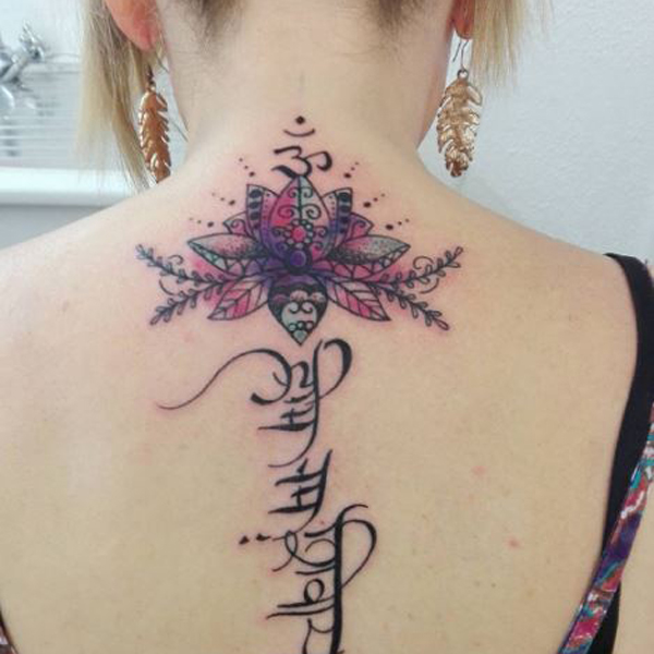 Tatouage Nuque 35 Idees De Tattoos Pour Sublimer Une Nuque