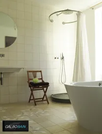La barre de rideau de douche circulaire GalboBain et la baignoire
