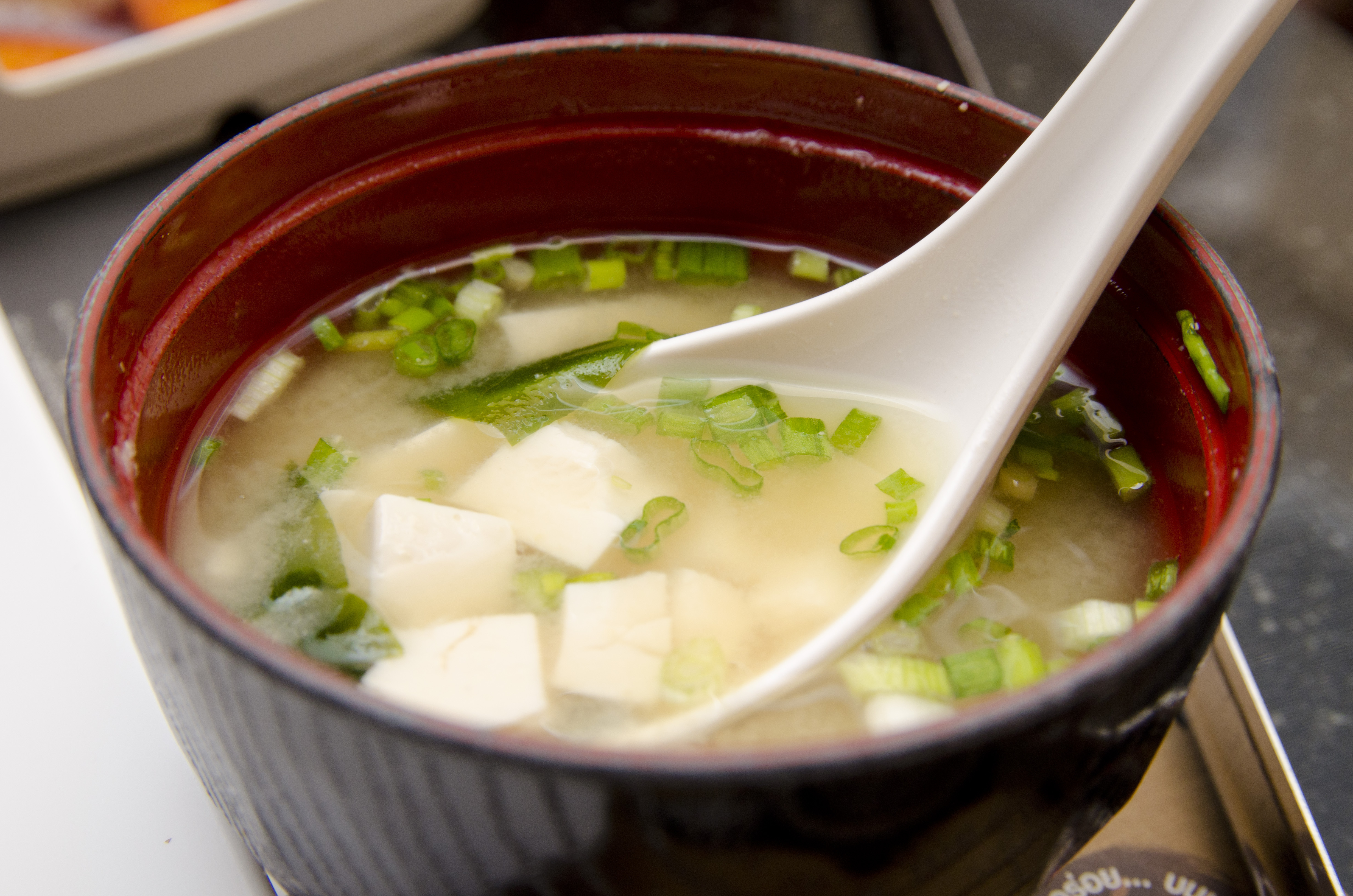 Суп на завтрак у японцев 4 буквы. Японский суп мисо. Мисо суп Япония. Мисо суп с рисом. Мисо бульон.