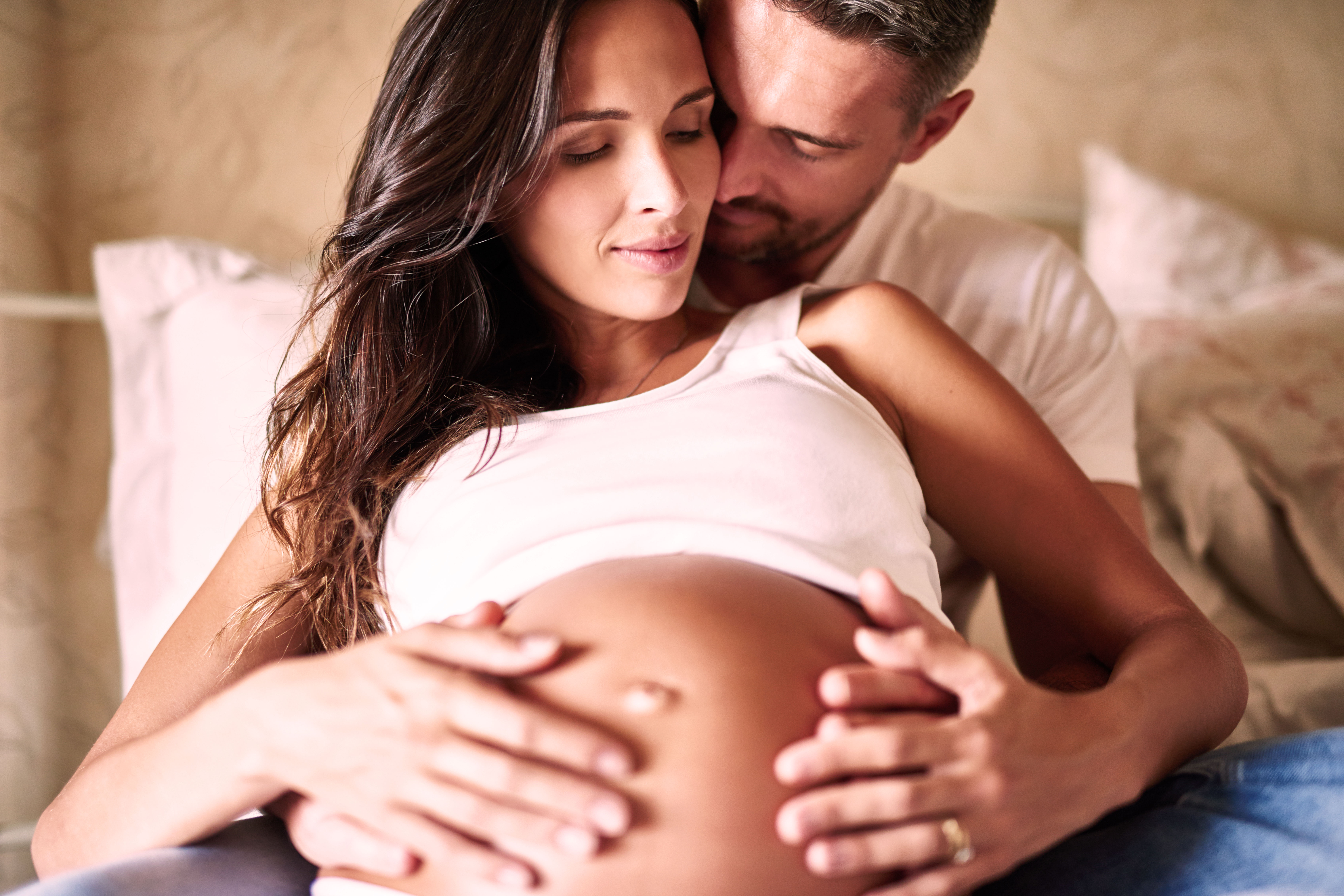 Беременная женщина с мужем фото