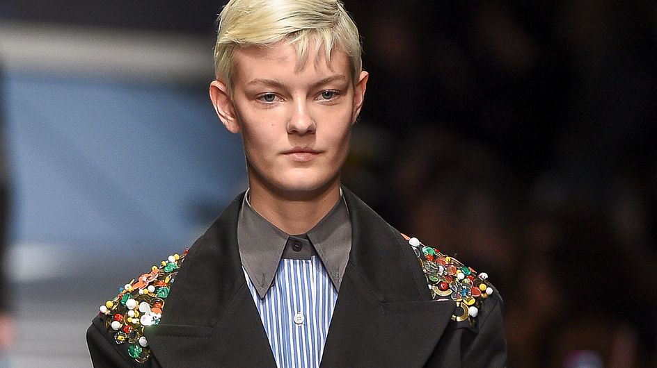 El mix de estampados domina el desfile de Prada