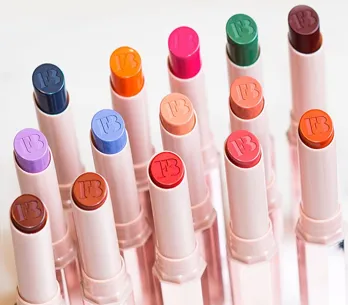 Cómo llevar los nuevos (y extravagantes) labiales de Fenty Beauty