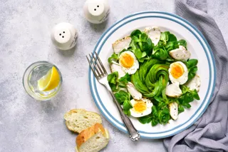 assiettes avec des aliments sains, œuf au plat avec riz à l'avocat et