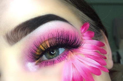Esta joven británica convierte su eczema en obras de arte
