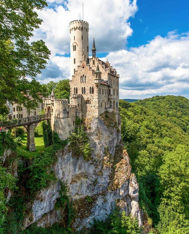 50 of the most beautiful castles in the world : A astonishing picture capturing an beautiful view. The tones are just striking and blend ideally. Its arrangement looks wonderful, with its features are also extremely clear.
