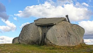 1. Una casa de piedra entre montañas