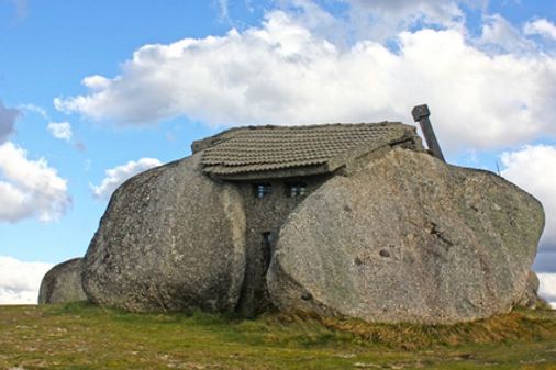1. Una casa de piedra entre montañas