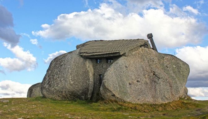 1. Una casa de piedra entre montañas