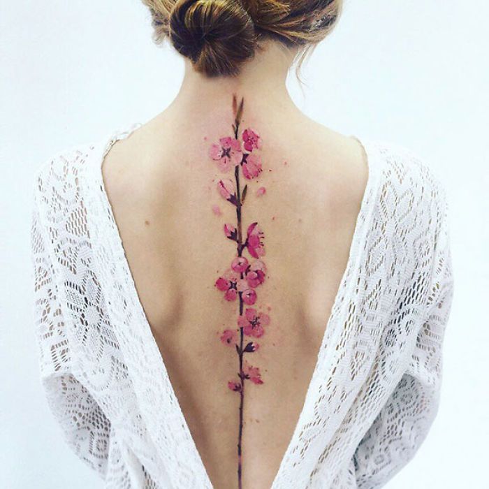 Tatuajes florales en la espalda