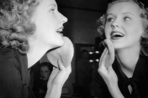 Das sind die merkwürdigsten Beauty-Trends der 20er Jahre