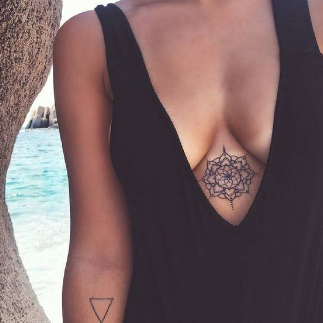 Tatuaggi In Mezzo Al Seno Un Nuovo Trend Per Celebrare La Femminilita