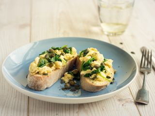 Tostadas con huevos revueltos y espinacas