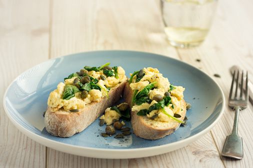 Tostadas con huevos revueltos y espinacas