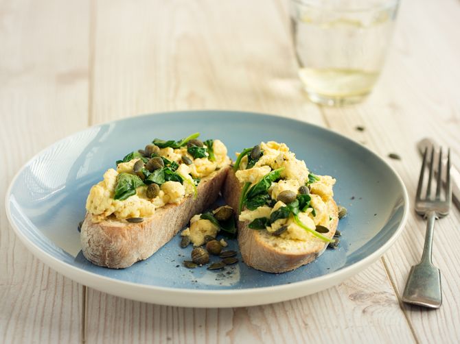Tostadas con huevos revueltos y espinacas