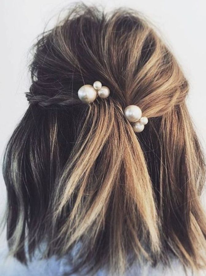 Semirecogido con detalles de perlas