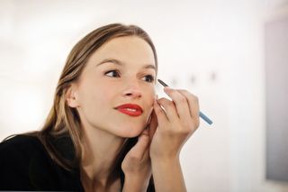 Eyeliner de color: el maquillaje perfecto para una mirada más joven