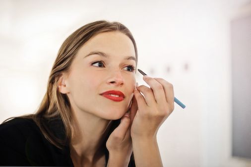 Eyeliner de color: el maquillaje perfecto para una mirada más joven