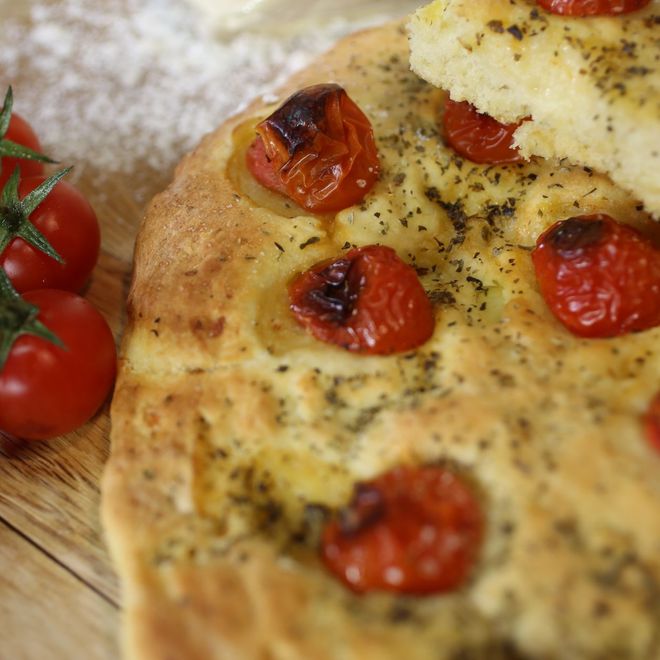 Focaccia con pomodorini la ricetta semplice per un impasto soffice!