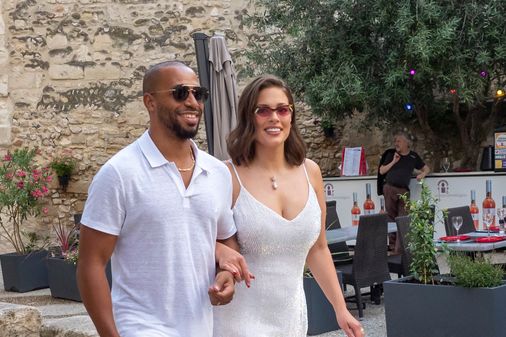 Ashley Graham y Justin Ervin en la cena previa a la boda de Sophie Turner and Joe Jonas