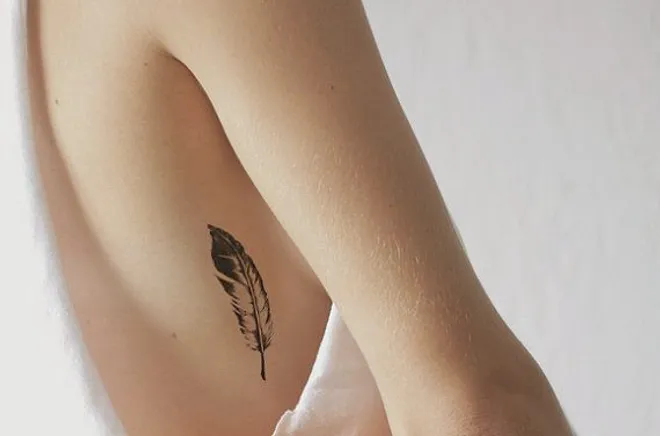 Tatuajes de plumas: 50 diseños que te harán volar