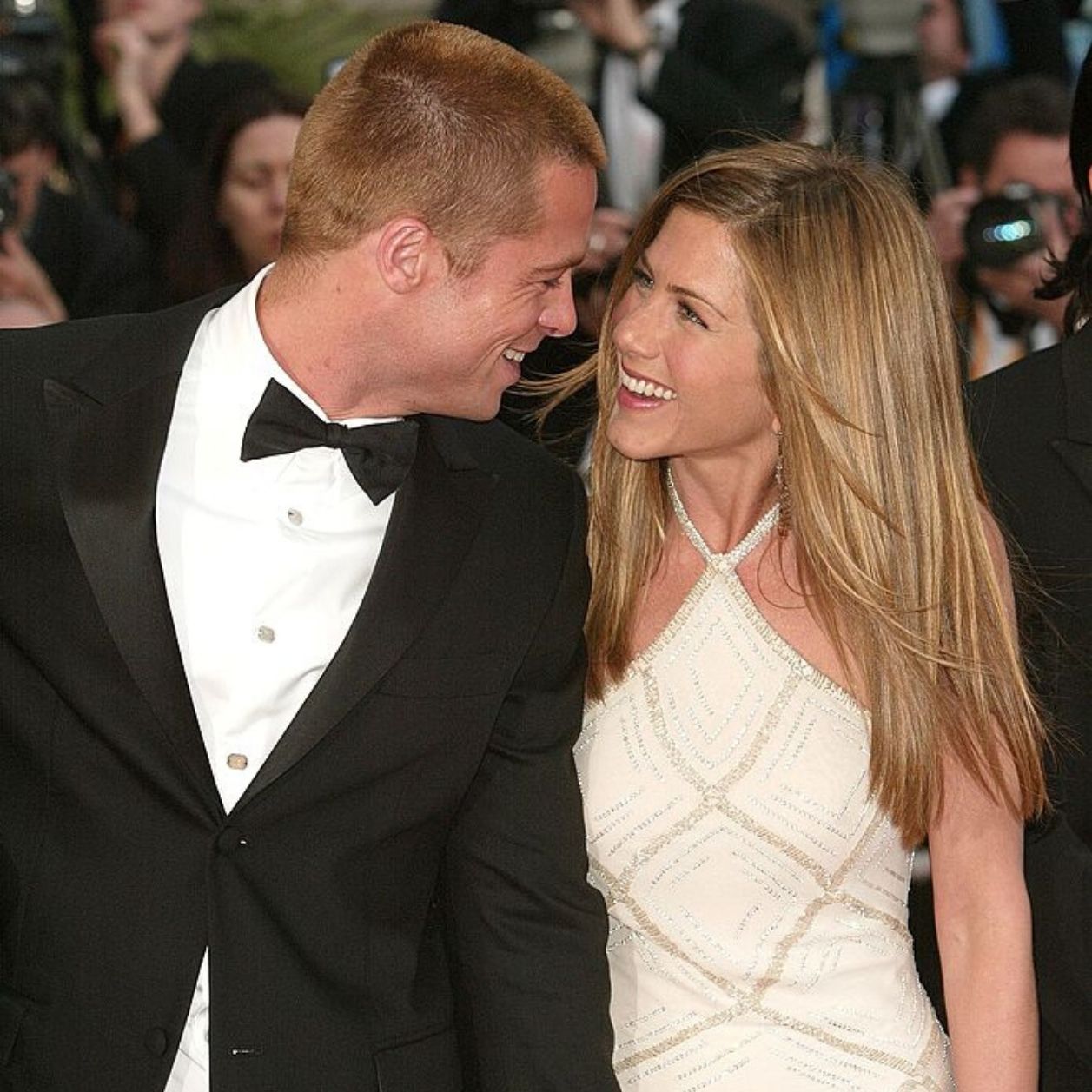 jennifer aniston and brad pitt smoking