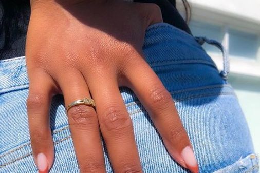 ¿Necesitas inspiración para elegir el diseño de tu próxima manicura coral? Te damos algunas ideas