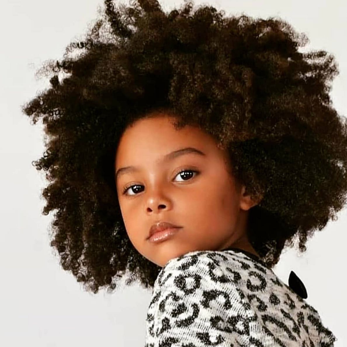 25 idées de coiffures afro pour petites filles