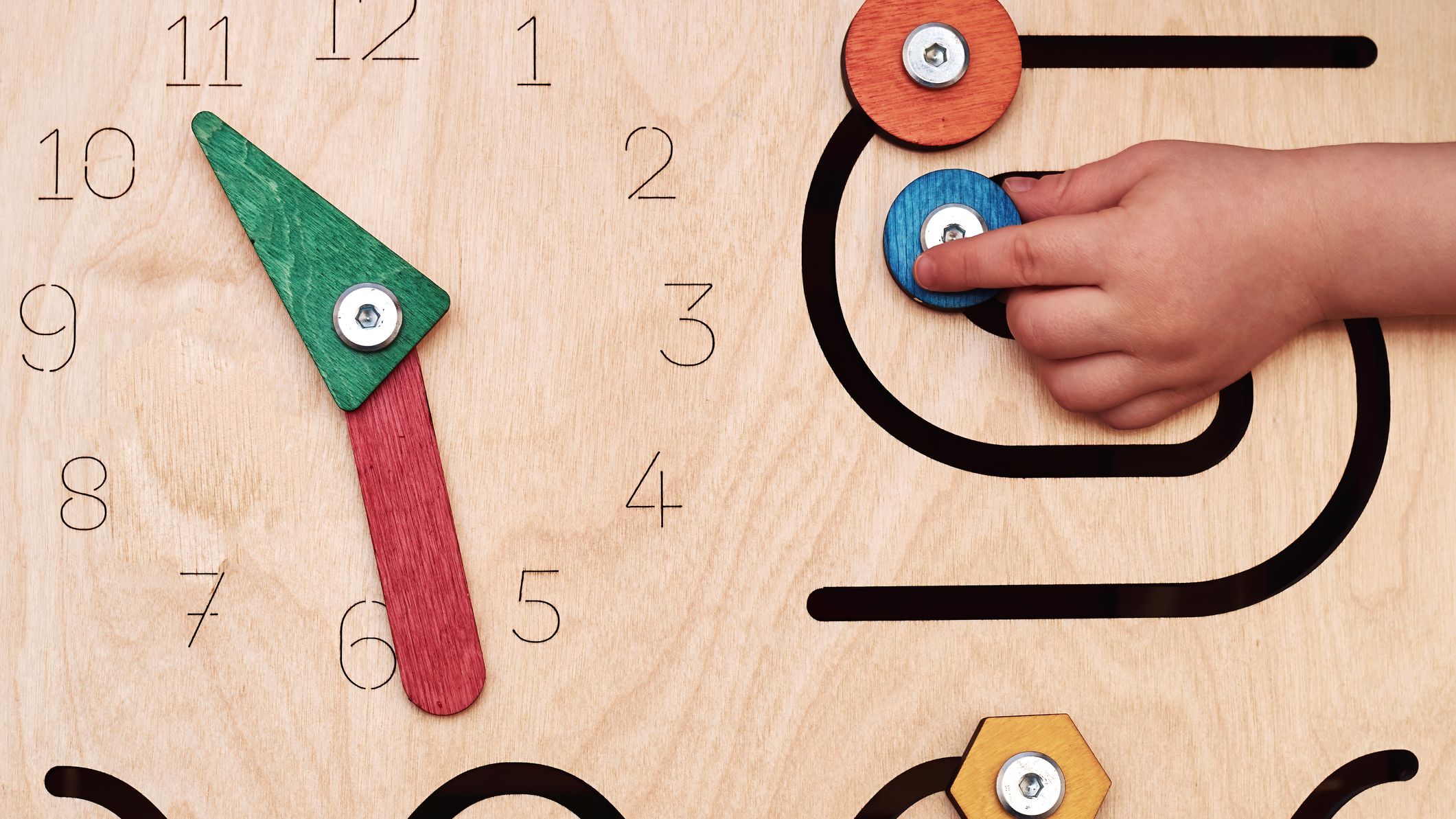 Comment fabriquer un Busy board planche d'activités montessori en