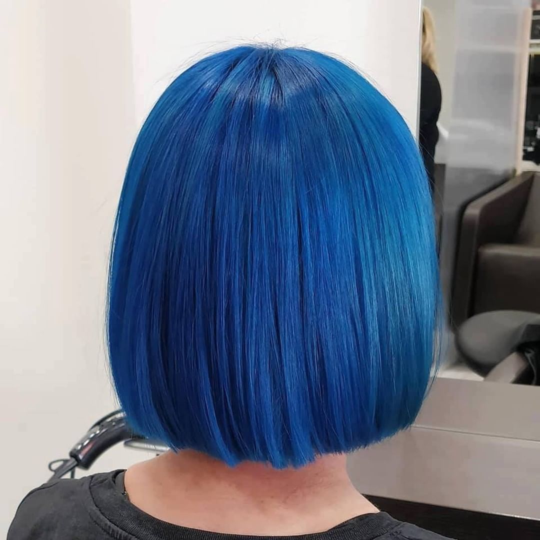 Femme cheveux bleus