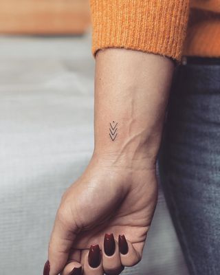 Fille tatouée montre ses orteils parfaits Fille tatouée montre ses orteils parfaits