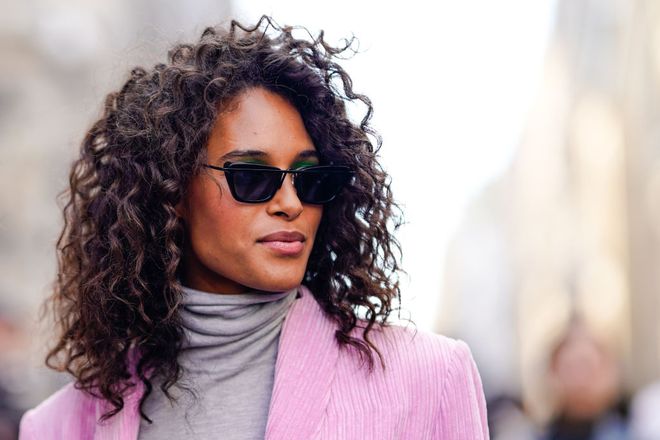 Quelle coupe pour mes cheveux frisés après 50 ans