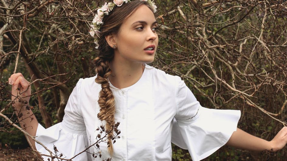 Mit Feder und Blumen in den Sommer: Hier kommen traumhaft schöne Boho-Frisuren