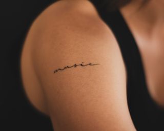 Oberarm schrift tattoo frau Tattoo Spruch