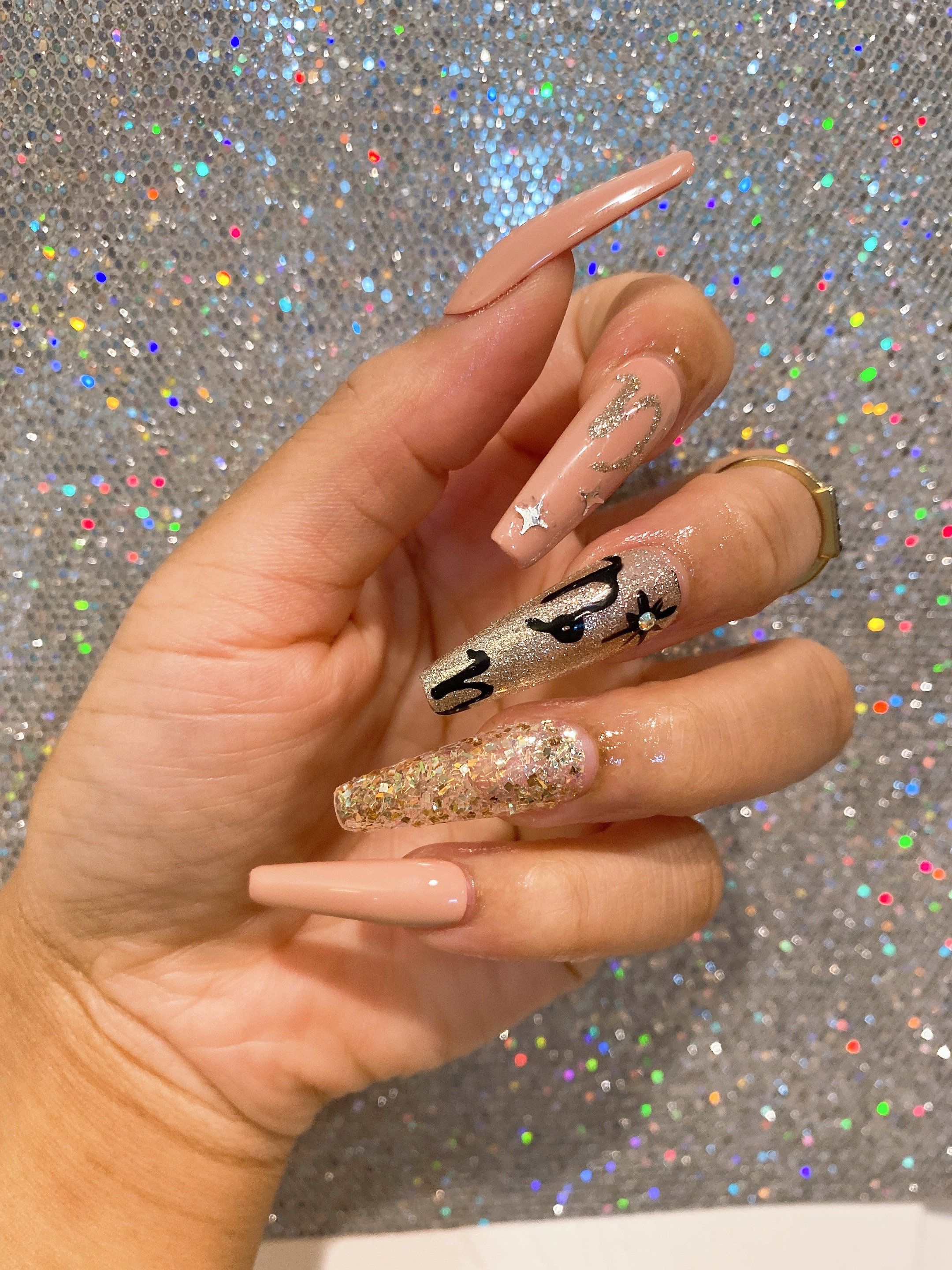 Astro-nails: la manicure perfetta per chi ama l'oroscopo