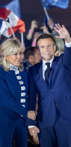 Emmanuel Macron : sa victoire en famille et son accolade avec son frère