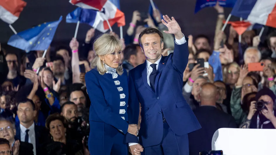 Emmanuel Macron : sa victoire en famille et son accolade avec son frère
