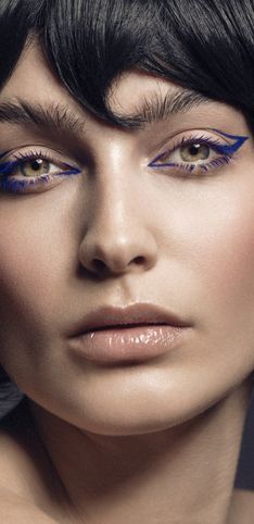 Eyeliner grafico: i look più originali e colorati a cui ispirarti