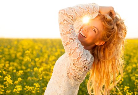 Brume, spray, huile : 20 soins qui protègent les cheveux du soleil