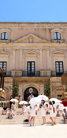 Dolce&Gabbana festeggia 10 anni di Alta Moda in Sicilia: ecco gli abiti delle sfilate e gli ospiti speciali!