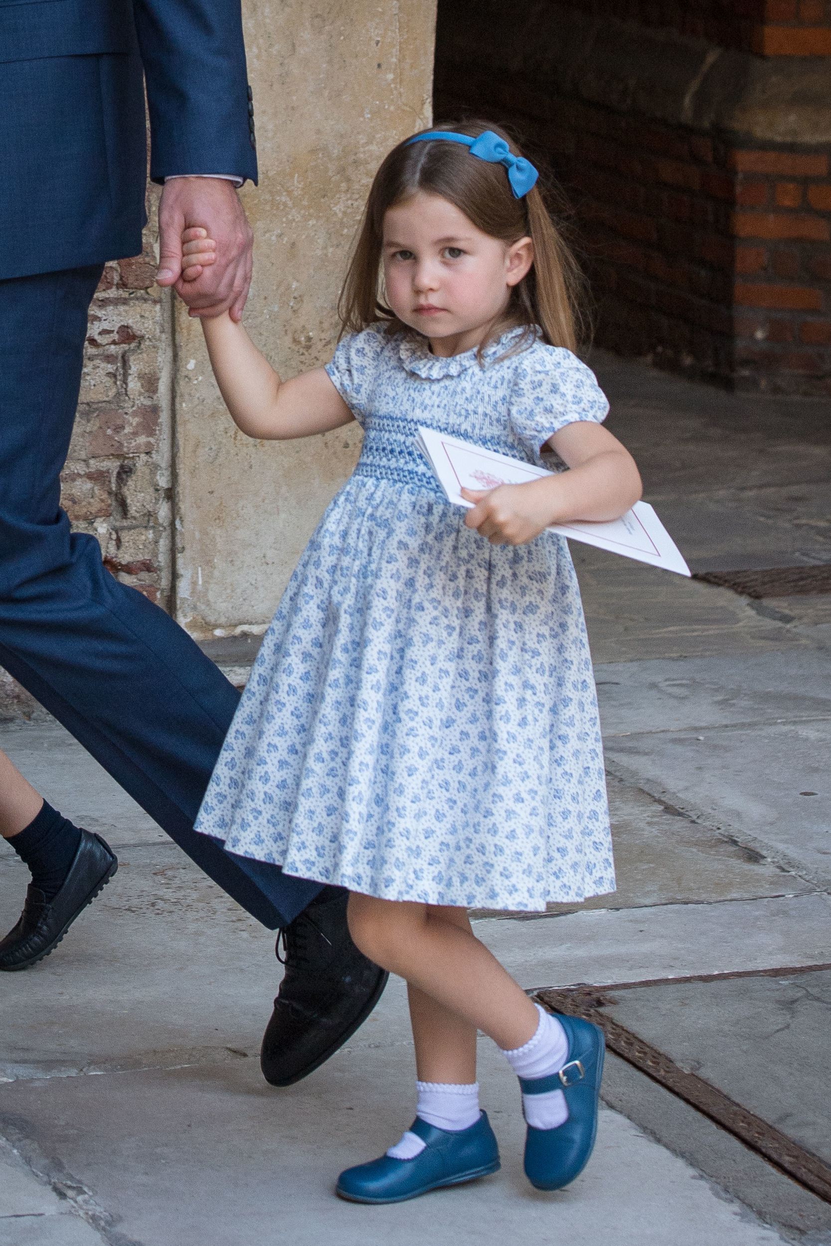 Princesse Charlotte a 6 ans : cheveux longs et blondsLa fille