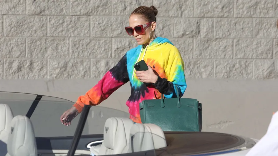 PHOTOS : Jennifer Lopez, à 50 ans passés, elle remet le tie and dye au goût du jour