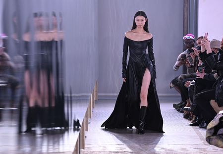 Goth Revival: lo stile dark incontra la moda punk. Scopri i look delle Fashion Weeks!
